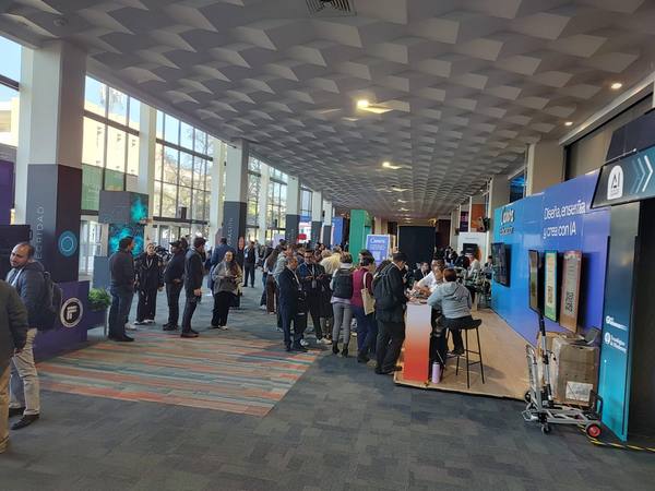 Integrar tecnología con sentido humano: directivos fortalecen su visión educativa ante la IA en Congreso sobre el futuro de la educación