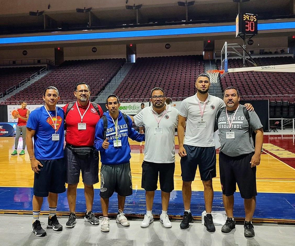 Participan directores deportivos en clínica de baloncesto (NABC) en las Vegas