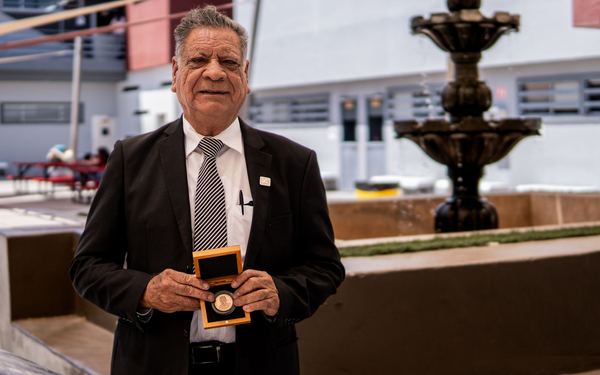 Recibe Medalla Altamirano Mtro. Manuel Ruelas por su trayectoria educativa