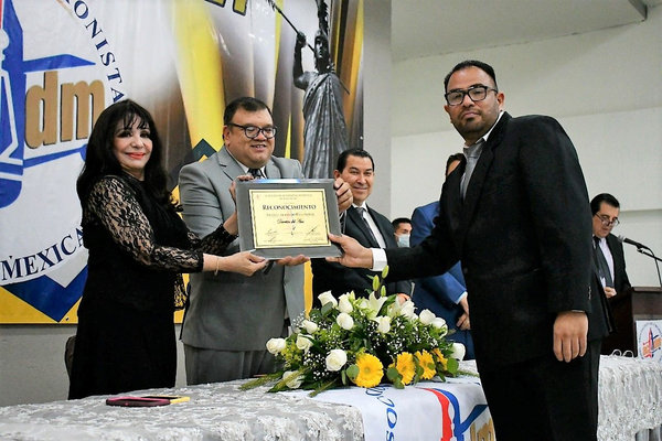 Recibe premio Cuauhtémoc al “Director deportivo del año” el maestro Vicente Ríos