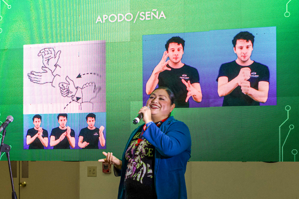 Imparte maestra Cindy Valenzuela Taller de LSM en CRUCE 2 PM