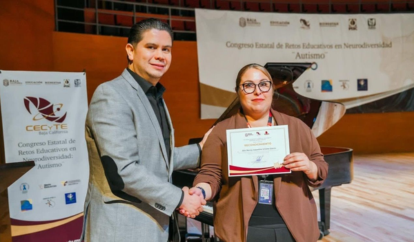 Directora de Proyectos de Inclusión imparte conferencia a docentes de CECYTE Baja California sobre los retos en el aula de estudiantes con autismo