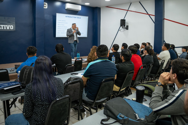 Inspiradora conferencia sobre Excelencia Operativa con el Mtro. Roberto Corral