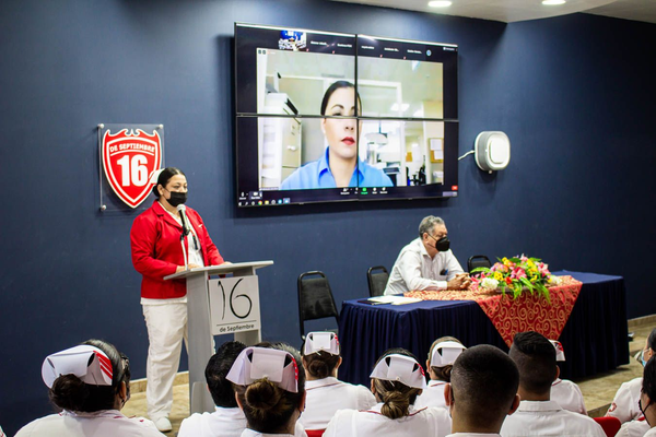 Reciben plazas en la Secretaria de Salud, estudiantes de enfermería
