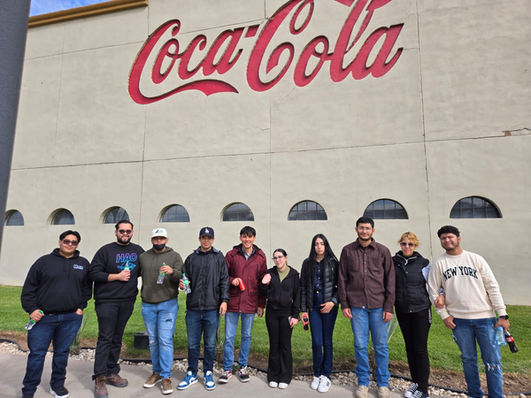 Estudiantes de Ingeniería industrial realizan visita académica a Coca-Cola