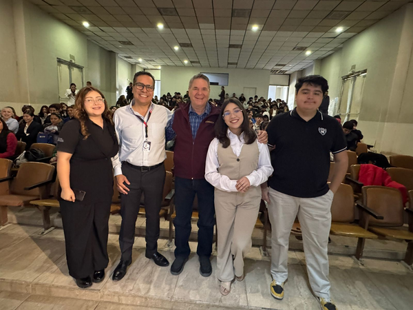 Participan estudiantes de preparatoria en Concurso de Oratoria, ganan tercer lugar