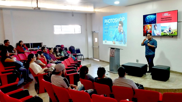 Estudiantes de Diseño Gráfico tienen la platica “Hiperrealismo y fotocomposición” impartida por Oscar Alcántara