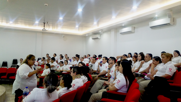 Asisten a sesión académica estudiantes de enfermería