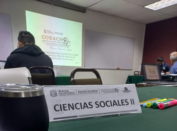Participan docentes de bachillerato en elaboración de evaluaciones conforme al MCCEMS-NEM