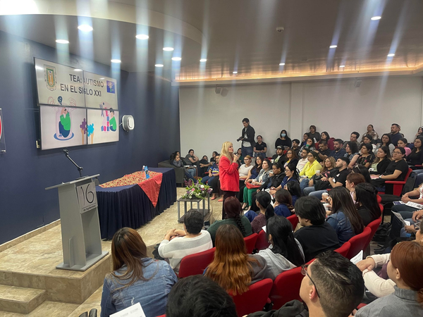 Participan alumnos de Grupo Educativo en Conferencia Autismo en el Siglo XXI