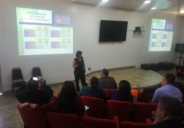 Tienen estudiantes de Derecho conferencia sobre identificación humana y biología molecular