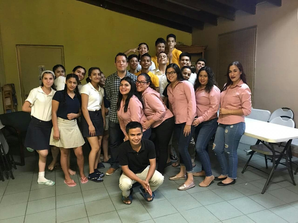 Donan estudiantes libros a casa hogar "A WAY OUT"