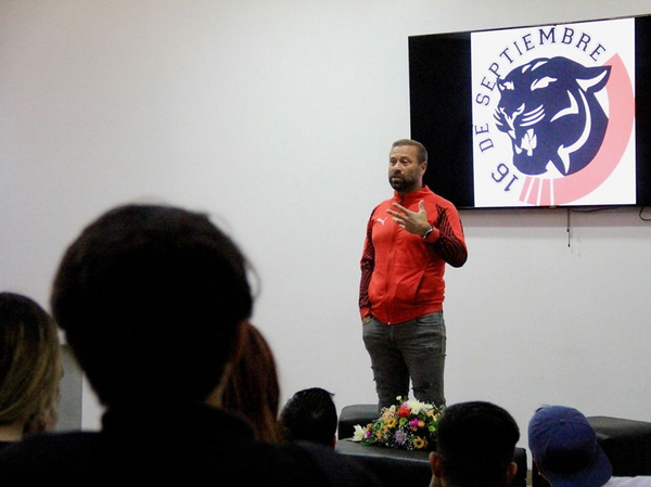 DA CHARLA MOTIVACIONAL                    A ESTUDIANTES EL EX FUTBOLISTA IGNACIO VÁZQUEZ