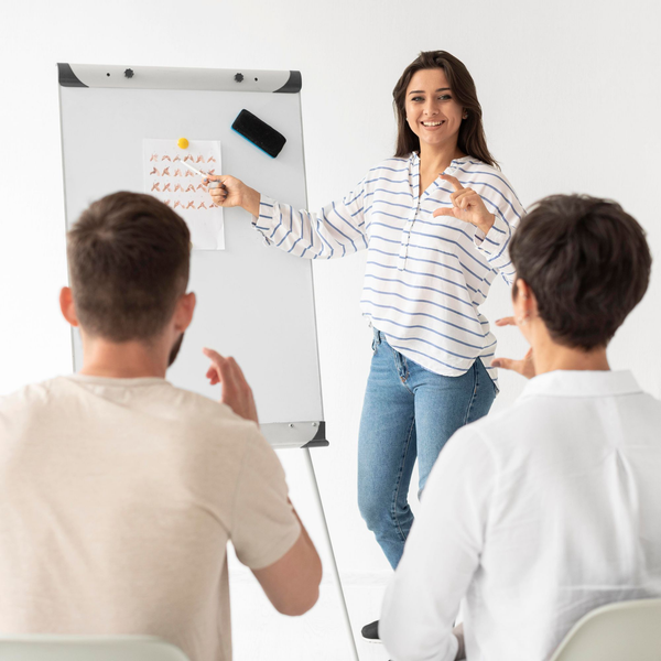 Reciben estudiantes de derecho taller de lenguaje de señas